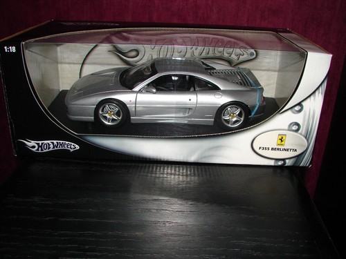 Hot weels ferrari - hot, 1:18